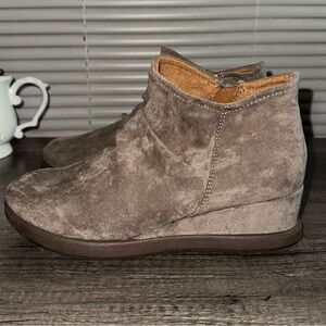 EuroSoft by‎ Sofft Jora Wedge Ankle Faux Suede Bootie Size 7.5 *FLAWS*